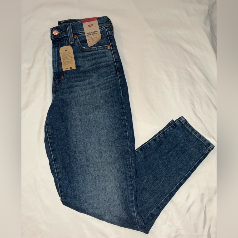 NWT Levi’s High-Waisted Mom Jeans in Medium Wash - W28 L29